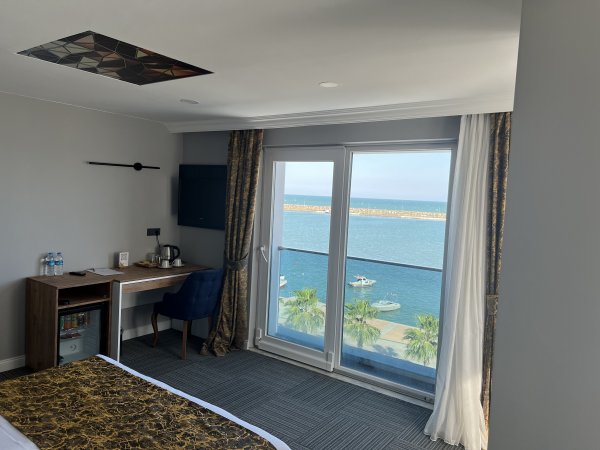 Large Oda, Deniz Manzaralı