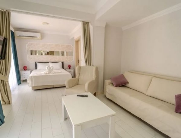 Aile Odası, Bahçe Manzaralı