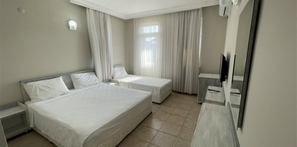 Aile Odası, Havuz Manzaralı (Balkonlu)