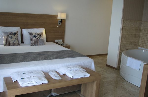 Aile Odası, Deniz Manzaralı (Balkonlu, Jakuzi)