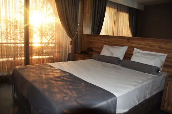 Balkonlu Oda, Havuz Manzaralı (Balkonlu)