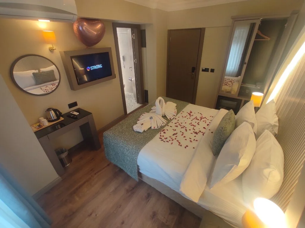 Suit Bağlantılı Oda