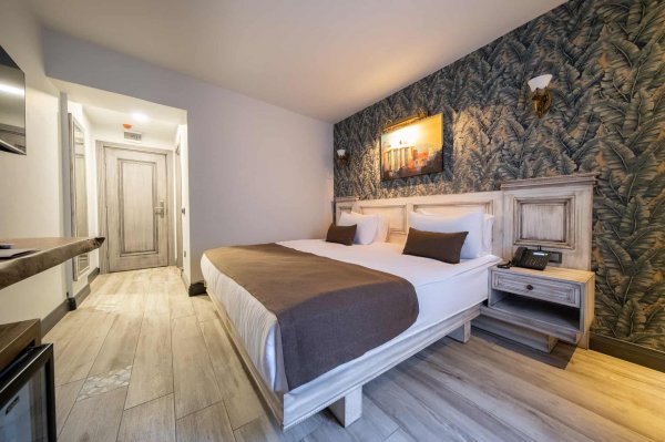 Superior Room, Land View